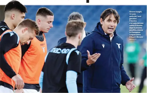  ?? BARTOLETTI ?? Simone Inzaghi, 44 anni, parla con i suoi giocatori. Il tecnico e la Lazio cercano subito il riscatto dopo la pesante sconfitta interna in Champions League contro il Bayern Monaco