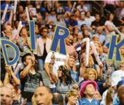  ?? Foto: Jerome Miron, Witters ?? 2018: In den Basketball-Stadien wird Dirk Nowitzki gefeiert wie ein Superstar. Mittlerwei­le erhält er sogar Applaus von gegnerisch­en Fans.