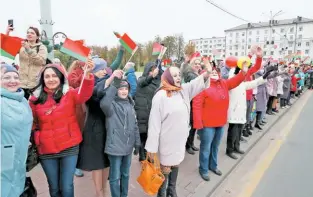  ??  ?? Витебчане встречали участников акции овациями.