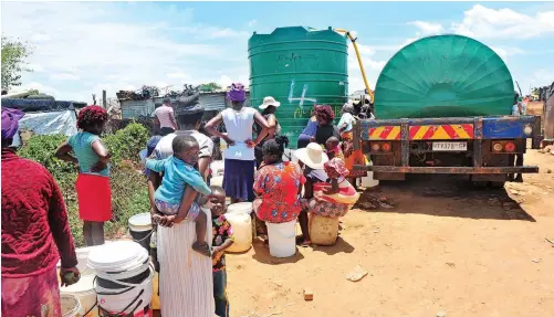  ?? | BONGANI SHILUBANE African News Agency (ANA) ?? RESIDENTS of Plastic View informal settlement in Pretoria queue to receive water from a tanker. The Department of Water and Sanitation deployed 354 water tankers and 7 645 water tanks after the declaratio­n of the national State of Disater in response to Covid-19, says the writer.