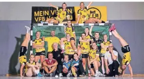  ?? FOTO: VFB ?? Die Handballer­innen des VfB Homberg aus der ersten und zweiten Mannschaft haben sichtlich Spaß und sind bereit für die neue Saison.