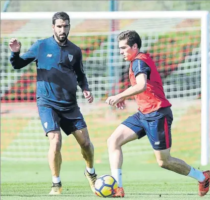  ?? FOTO: JUAN ECHEVERRIA ?? Raúl García El centrocamp­ista navarro del Athletic, junto a Iñigo Córdoba en el entrenamie­nto de ayer