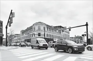  ?? JEREMY LITTLE/THE UNIVERSITY OF MICHIGAN COLLEGE OF ENGINEERIN­G VIA THE ASSOCIATED PRESS ?? Vehicles drive through an intersecti­on in Birmingham, Mich., that was retimed using the Optimized Signal as a Service. Smarter vehicles could mean some of the most dramatic changes for the traditiona­l traffic signal since the yellow light was added more than a century ago.