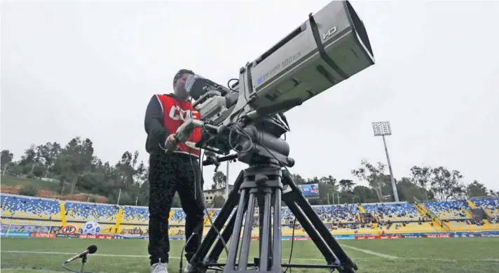  ??  ?? ► Una cámara del CDF durante la transmisió­n de un partido en el estadio Sausalito de Viña del Mar.
