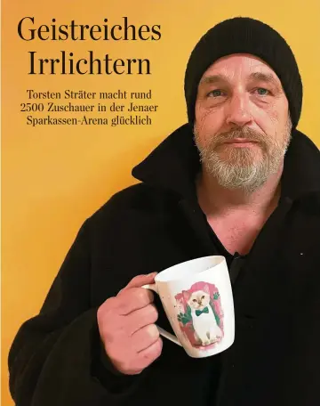  ?? ULRIKE MERKEL ?? Comedian Torsten Sträter mit seiner Discounter-tasse, die er im Jenaer Burgaupark kaufte.