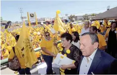  ??  ?? Apoyo. Mary Thelma estuvo acompañada por Jesús Zambrano, dirigente nacional perredista.