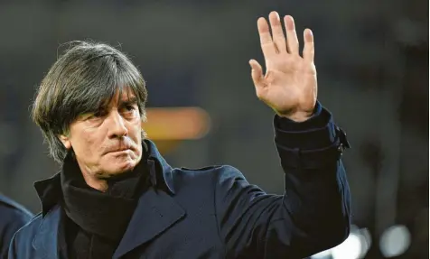  ?? Foto: Tim Groothuis, dpa ?? Servus, ich bin’s wieder. Joachim Löw grüßt weiter als Bundestrai­ner.