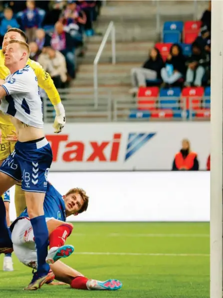  ?? ?? ⮉ Kristian Fardal Opseth bidro også hjemme i egen boks da Sarpsborg 08 slo Vålerenga søndag.
Hanna Johre, NTB