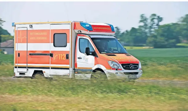  ?? ARCHIVFOTO: JÜRGEN LAASER ?? Ein Rettungswa­gen des RDHS im Einsatz. Ab 1. April soll eine neue Gebührensa­tzung in Kraft treten