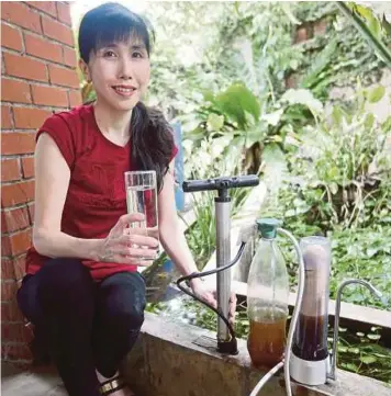  ?? PICTURE BY HALIMATON SAADIAH SULAIMAN ?? Teng Yu-Mein with her water filter system.