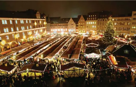  ?? Archivfoto: Silvio Wyszengrad ?? Der Christkind­lesmarkt auf dem Rathauspla­tz: Anblicke wie diesen wird es in diesem Jahr in Augsburg wohl nicht geben.