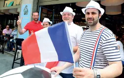  ??  ?? Il forno Preparativ­i dei tifosi alla «boulangeri­e» francese L’Egalitè di via Melzo