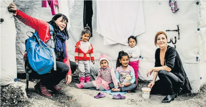  ??  ?? Die grüne Abgeordnet­e Ewa Ernst-Dziedzic (ganz rechts) besuchte im März das Flüchtling­slager Moria auf Lesbos. Ihre parteiinte­rne Entmachtun­g sorgt für Unruhe im grünen Klub.