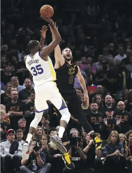  ?? GETTY IMAGES ?? Kevin Durant made big shots over Kevin Love and every other Cavaliers player who tried to guard him on Wednesday night. Durant scored 43 points as the Golden State Warriors downed Cleveland 110-102.