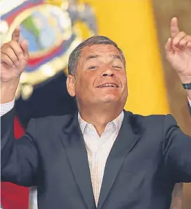  ?? (AP) ?? Oficial. El presidente Rafael Correa realizó una conferenci­a de prensa frente a periodista­s internacio­nales para informar sobre el balotaje.
