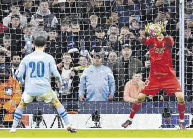  ?? EFE / EPA /Peter Powell ?? Andriy Lunin detiene, sin moverse del sitio, en lanzamient­o de Bernardo Silva en la tanda de penaltis.