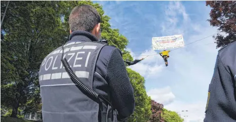  ?? FOTOS: FELIX KÄSTLE ?? Klimaaktiv­isten hatten erneut ein Stahlseil über die Straße gespannt, in das sie sich einhängten.