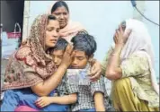  ?? SAMEER SEHGAL/HT ?? Seema (L), the wife of Sonu, whose body wqas the first to be identified in Iraq, with her children and mother in Law (R) at Chawinda Devi village near Amritsar on Tuesday.