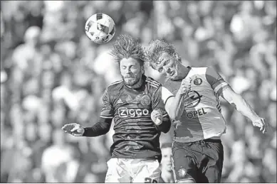  ??  ?? Een kopduel tussen Lasse Schöne van Ajax (l) en Dirk Kuyt van Feyenoord. (Foto:De Telegraaf)