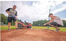  ?? FOTO: BENJAMIN WESTHOFF ?? Riccardo Migliore (l.) und Wilson Lee von den Bonn Capitals bereiten den Werferhüge­l für die Baseball-EM in Bonn vor.