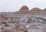  ??  ?? Solche Salzverkru­stungen sind typisch für die heiße Dasht-e Lut-Wüste im Iran.