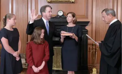  ?? FOTO FRED SCHILLING/US SUPREME COURT ?? Brett Kavanaugh werd afgelopen weekend, in het bijzijn van vrouw en kinderen,ingezworen als opperrecht­er.