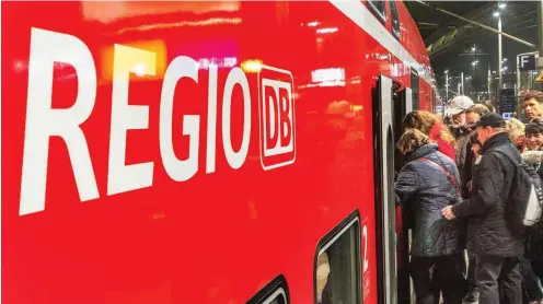  ?? Foto: imago/Rainer Weisflog ?? Reisende steigen am Berliner Hauptbahnh­of in den RE 1, der zwischen Magdeburg und Frankfurt (Oder) verkehrt.