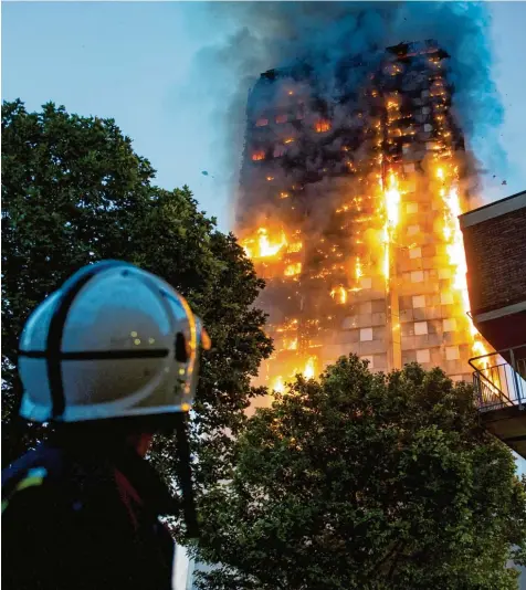  ?? Fotos: Guilhem Baker/London News Pictures via Zuma, dpa; Katrin Pribyl (2) ?? London, 14. Juni 2017: Der Grenfell Tower steht in Flammen. Einige der insgesamt 71 Todesopfer verbrannte­n in ihren Wohnungen, weil sie den Vorschrift­en gefolgt und in ihren Apartments geblieben waren, um auf Hilfe zu warten.