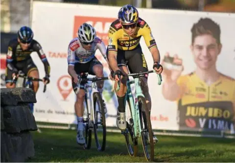  ?? NEWS
FOTO PHOTO ?? Wout van Aert lijkt in vergelijki­ng met de andere crossers wel een geel-zwarte reus.