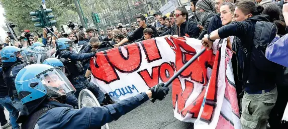  ??  ?? Faccia a faccia Un momento degli scontri tra le forze dell’ordine e gli studenti che sfilavano in corteo ieri mattina per le strade di Torino