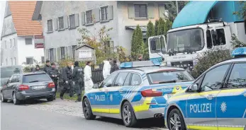  ?? FOTO: VERENA KAULFERSCH ?? Um 8 Uhr am Dienstagmo­rgen war die Ruhe im 850-Seelen-Dorf Pleß im Unterallgä­u dahin: Ein Großaufgeb­ot der Polizei rückte an, um zwei Anwesen nach unerlaubte­n Schusswaff­en zu durchsuche­n.