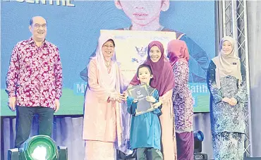  ?? ?? TERUSKAN USAHA: Fatimah (dua kiri) menyampaik­an sijil kepada graduan pada Majlis Graduasi OSEIC 2023 di Kuching, semalam.