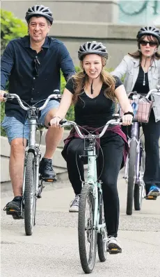  ?? RICHARD LAM ?? The Hernandez family from New York makes the most of ideal cycling weather in Vancouver on Thursday.