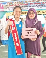  ??  ?? CLAUDINE tersenyum puas dengan pencapaian cemerlang itu turut mengabadik­an gambar kenangan bersama guru kelasnya semasa Tingkatan 5, 2018.