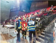  ?? Fotos: Feuerwehr Neuburg ?? Die Feuerwehrl­er mussten ihre Aufgaben in einer Multifunkt­ionshalle vor den Augen von Schiedsric­htern und Zuschauern absolviere­n.