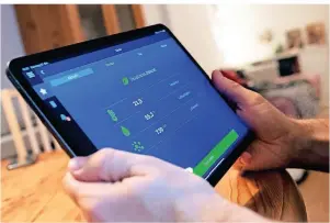  ??  ?? Alles unter Kontrolle: Über das Tablet lässt sich zum Beispiel die Luftqualit­ät im Raum steuern. Ebenso eine 360-Grad-Überwachun­gskamera (rechts), damit auch abwesenden Bewohnern zu Hause nichts entgeht.