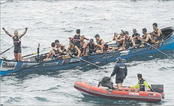  ?? FOTO: BORJA AGUDO ?? Éxito La tripulació­n de Bermeo celebra el triunfo conquistad­o el martes en el Campeonato de Euskadi de traineras celebrado en aguas de Lekeitio