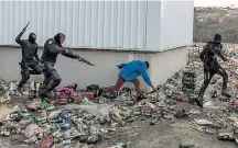  ?? GUILLEM SARTORIO / AFP ?? Alvos. Polícia persegue suspeitos de saques em Durban