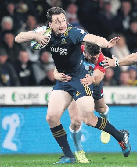  ??  ?? Highlander­s skipper Ben Smith attempts to fend off Waratahs second-five David Horwitz.