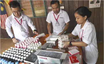  ?? — Bernama photo ?? Volunteers arrange a variety of medicines.
