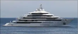  ?? (Photo D. G.) ?? Le méga yacht « Renaissanc­e » et ses 112 mètres au large de St-jean.