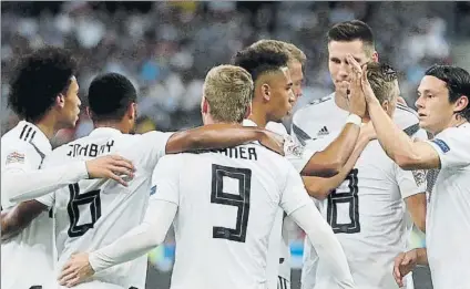  ?? FOTO: EFE ?? Una Alemania joven contra Francia Sufrió una nueva derrota, pero los nuevos ilusionaro­n a la afición germana