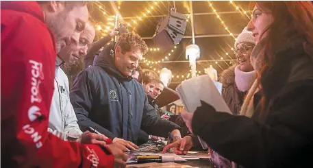  ?? | PHOTO : GUILLAUME SALIGOT / OUEST-FRANCE ?? Les skippers au départ de l' Arkéa Ultim Challenge, course de voile en trimarans en tour du monde, ont signé des autographe­s et fait des photos sur le village départ.