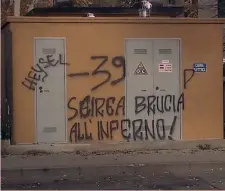  ??  ?? Le orribili scritte apparse ieri fuori dalla zona di pre-filtraggio dello stadio Franchi di Firenze prima della sfida tra Fiorentina e Juventus. A destra, Giorgio Chiellini depone i fiori per Davide Astori ANSA