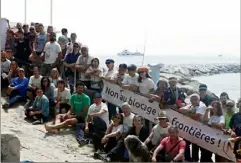  ?? (Photo J. T.) ?? Ils étaient soixante-trois, hier, à participer à la Marche solidaire pour les migrants, au départ d’Antibes et jusqu’à Cannes.