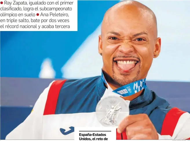  ?? ENRIC FONTCUBERT­A / EFE ?? Ray Zapata presume de su medalla de plata en el podio.