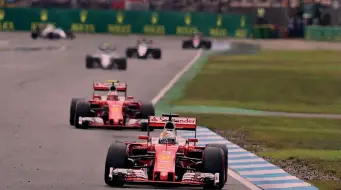  ?? GETTY ?? Zero
La Ferrari SF-16H di Vettel davanti al compagno Raikkonen: 10 podi ma zero vittorie per le rosse nel 2016