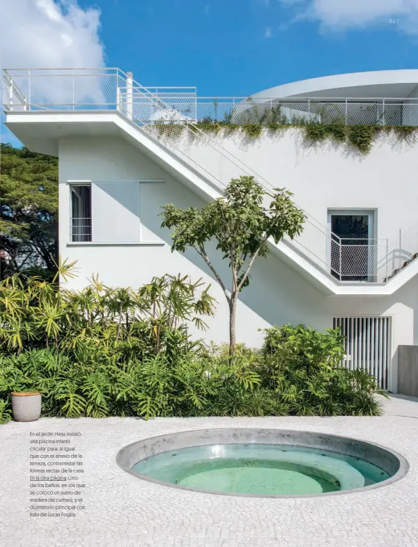  ??  ?? En el jardín Hess instaló una piscina infantil circular para, al igual que con el anexo de la terraza, contrarres­tar las formas rectas de la casa. En la otra página: Uno de los baños, en los que se colocó un suelo de madera de cumarú, y el dormitorio principal con foto de Lucas Foglia.