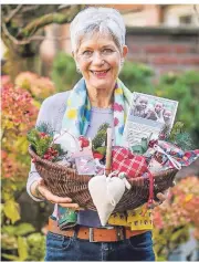  ?? FOTO: ANNE ORTHEN ?? Angelika Kellermann­s verkauft für die Hilfsorgan­isation Plan Internatio­nal Selbstgeba­steltes und Kekse.