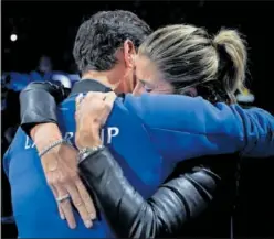  ?? ?? Federer y su mujer, Mirka, se funden en un largo abrazo.